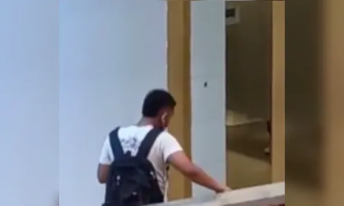 Estudante gera revolta na web ao espiar mulheres no banheiro