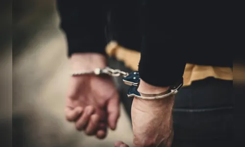 Foragido tenta escapar da PM Apucarana, mas acaba preso