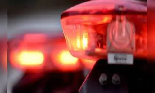 Homem diz que foi chamado de negro e ameaça frequentadores de bar