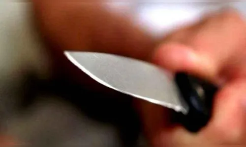 Homem é contido após ameaçar pessoas com faca