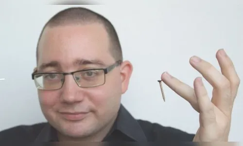 Homem implanta microchip que permite pagamento com a mão