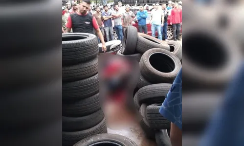 Homem morre agachado em meio a pneus e cena choca