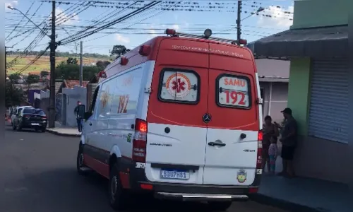 Idoso fica ferido após cair de telhado em Apucarana