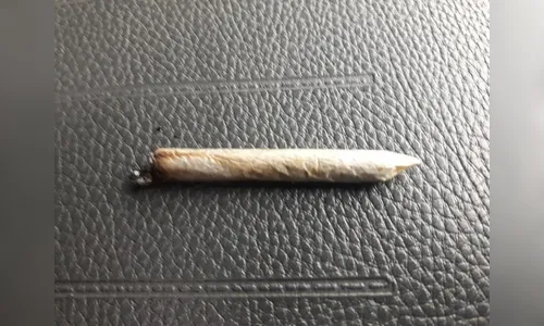 Suspeito de tráfico é flagrado pela PM com cigarro de maconha