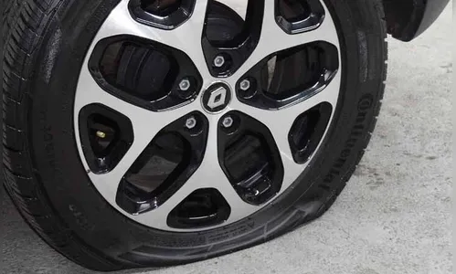 PM é acionada após homem cortar pneus de carro do vizinho