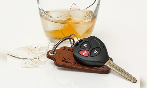 Idoso embriagado é preso ao tentar tirar carro de vaga