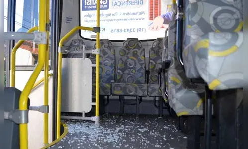Menor arremessa pedra e quebra vidro de ônibus escolar