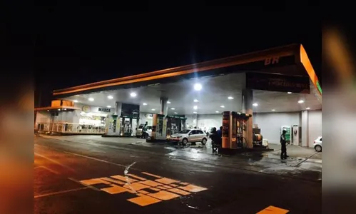 Motorista enche tanque com gasolina e foge de posto sem pagar R$ 370