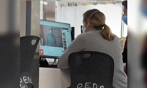 Jovem flagra médica assistindo tutorial no YouTube antes de consulta
