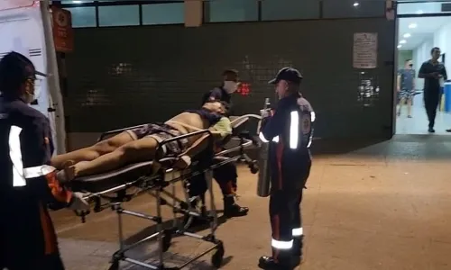 Jovem sofre descarga elétrica ao utilizar celular na tomada