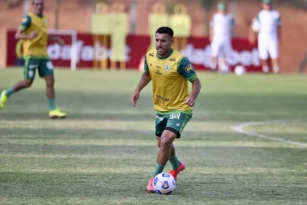 Londrina acerta contratação do lateral Alan Ruschel