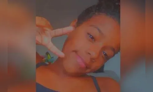 Mãe de Raquel, morta na Sapucaí, se desespera no enterro