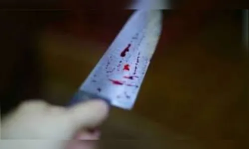 Mãe é suspeita de esfaquear a filha em briga por comida