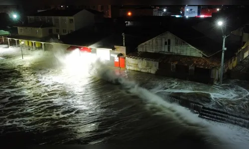 Maré invade calçada e imóveis em Matinhos, no Paraná