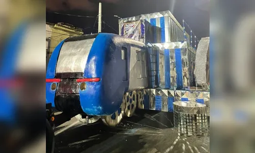 Menina perde perna após ser atropelada por carro alegórico