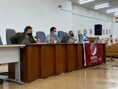 Mesa diretora durante assembleia docente nesta quarta (13), na UEL