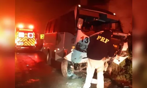 Micro-ônibus cai de viaduto e deixa motorista gravemente ferido