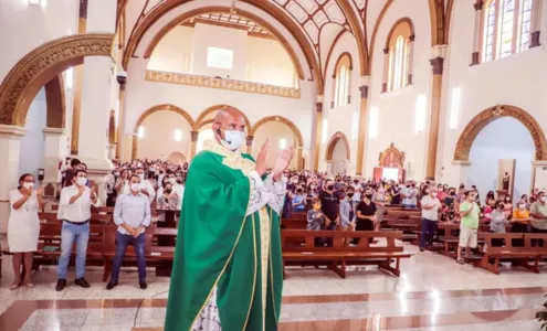 Missa em ação de graças pelos 78 anos de emancipação de Apucarana, com público todo usando máscaras