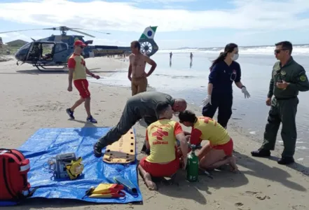 Momento do atendimento inicial à vítima socorrida pelo Batalhão de operações aéreas e Corpo de Bombeiros