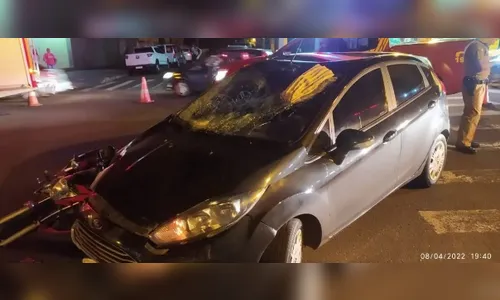 Motociclista vai parar no teto de carro após batida no PR