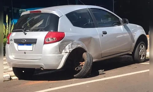 Motorista atinge carro estacionado no centro de Apucarana