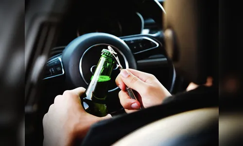 Motorista bêbado bate em caminhonete e é preso em Apucarana