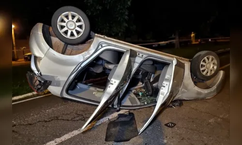Motorista capota veículo após bater em carro parado no PR