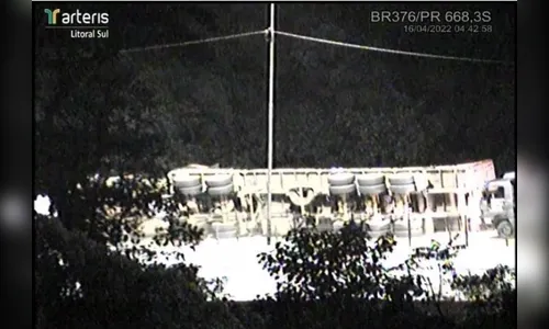 Motorista de caminhão fica ferido em tombamento na BR 376