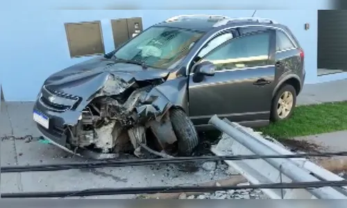 Motorista derruba oito postes após acidente em Maringá