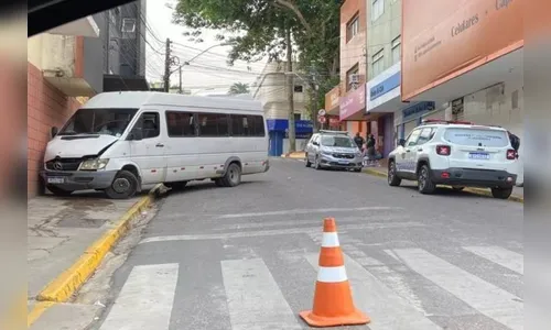 Motorista morre ao ser atropelado pela própria van