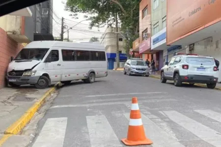 Motorista morre ao ser atropelado pela própria van