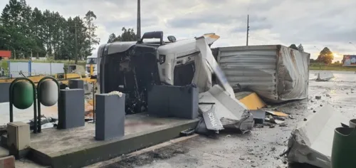 Motorista morre após bater em pedágio desativado no PR