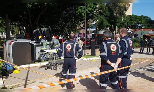 Motorista passa mal e tomba carro em praça na região