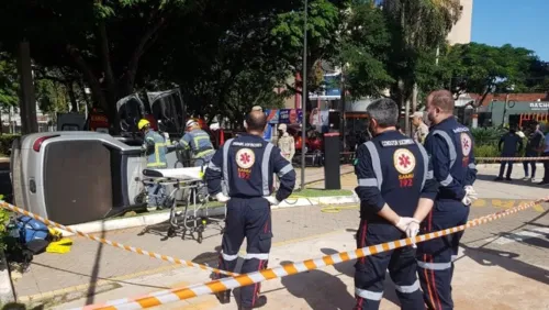 Motorista passa mal e tomba carro em praça na região