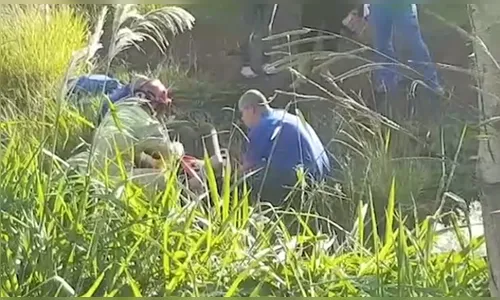 Mulher cai de bicicleta em terreno baldio e sofre fraturas