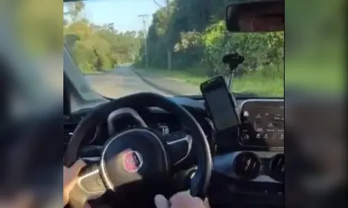 Mulher é xingada e agredida por motorista de aplicativo