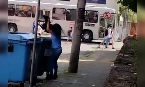 Mulher joga cachorro no lixo e vídeo gera revolta; Assista