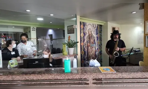 Músico toca saxofone para pacientes do 'Providência'