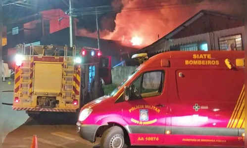 Casa fica completamente destruída em incêndio na região