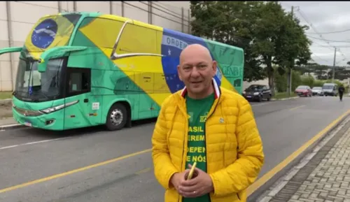 Ônibus do dono da Havan é multado por estacionar em local proibido