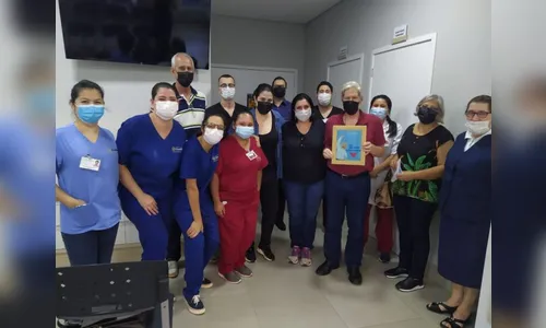 Paciente termina sessões de radioterapia e agradece equipe