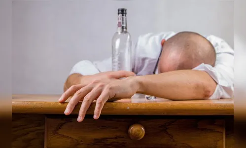 Pais usam droga e bebida na frente de filhos; PM é chamada