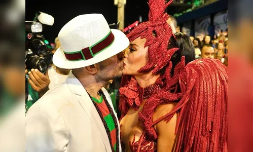 Paolla Oliveira e Diogo Nogueira trocam beijos na avenida