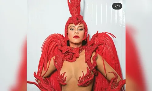 Paolla Oliveira ousa com fantasia de Pombagira no Carnaval