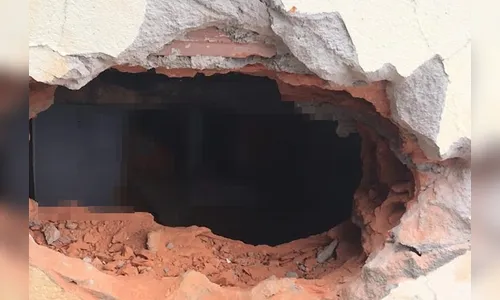 Parede de empresa é quebrada e baterias são furtadas