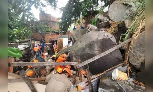 Pedra desliza sobre casa e deixa jovem preso pelas pernas
