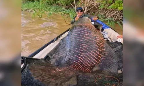 Pescadores 'pegam' peixe com mais de 2 metros em Rondônia