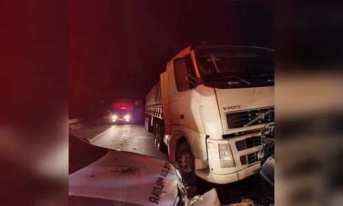 Policial militar e estudante morrem prensados em acidente