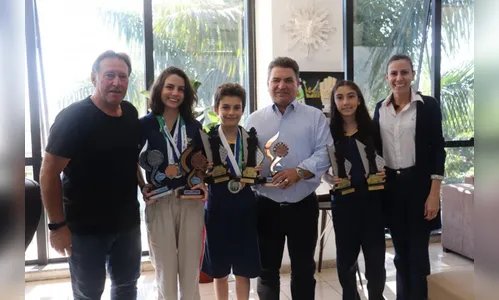 Prefeito de Arapongas recebe visita da equipe de enxadristas