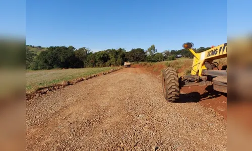 Prefeitura recupera estrada rural na região da Vila Reis